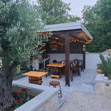 Apartmani Grgic On The Adress Branka Fucica 96 Malinska Exterior foto