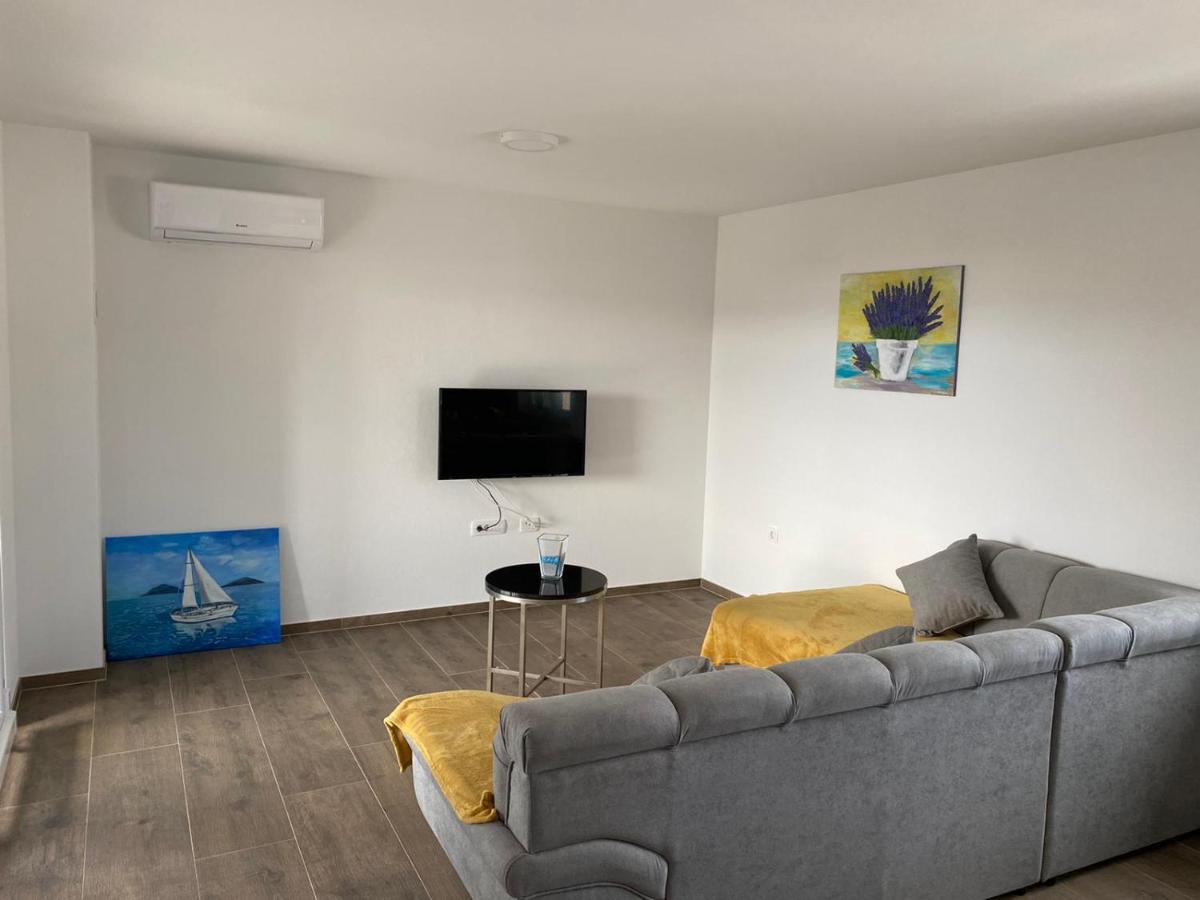 Apartmani Grgic On The Adress Branka Fucica 96 Malinska Exterior foto