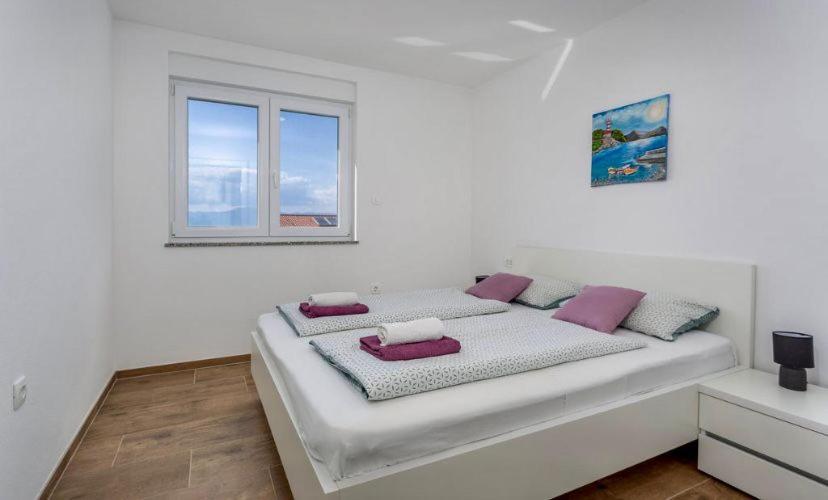 Apartmani Grgic On The Adress Branka Fucica 96 Malinska Exterior foto