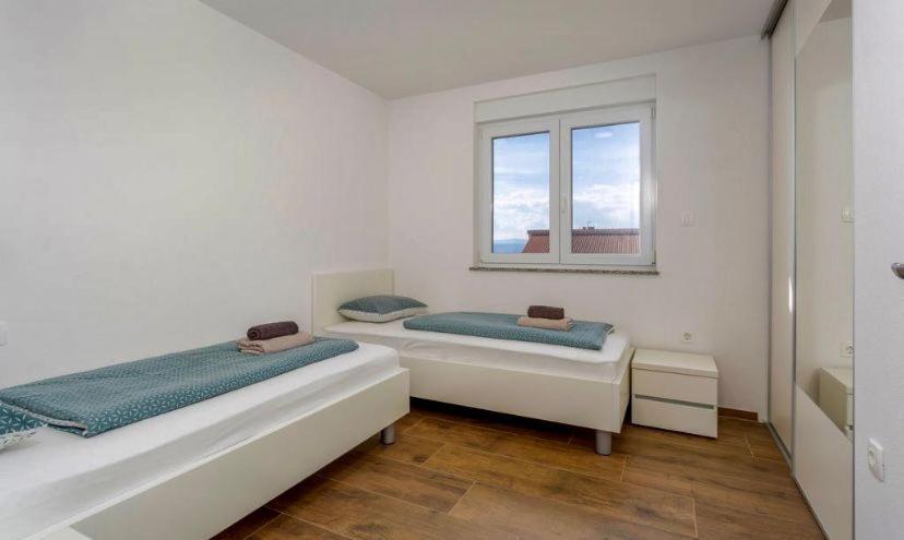 Apartmani Grgic On The Adress Branka Fucica 96 Malinska Exterior foto