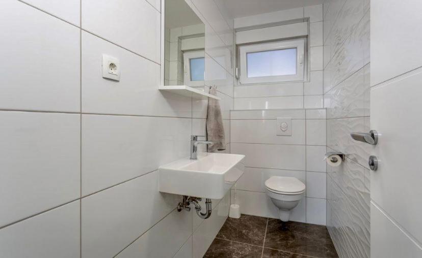 Apartmani Grgic On The Adress Branka Fucica 96 Malinska Exterior foto