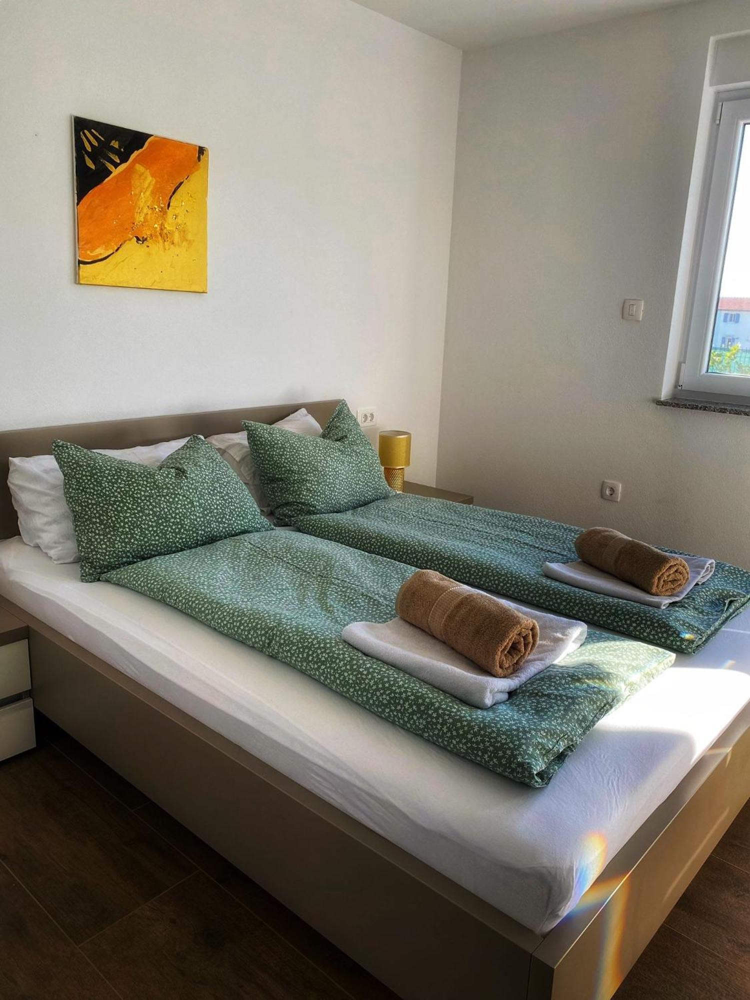 Apartmani Grgic On The Adress Branka Fucica 96 Malinska Exterior foto